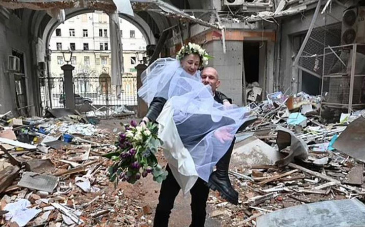 Bộ ảnh cưới chụp trên đống hoang tàn của cặp vợ chồng Ukraine - 1
