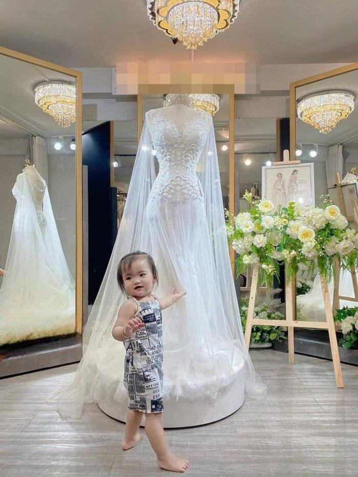 Con gái Mạc Văn Khoa đi chụp ảnh cưới cùng bố mẹ - 4