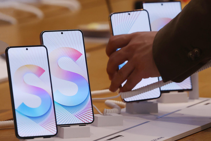 Hậu bê bối 'bóp' hiệu suất, giá Galaxy S22 giảm sâu ngay trên sân nhà - 1