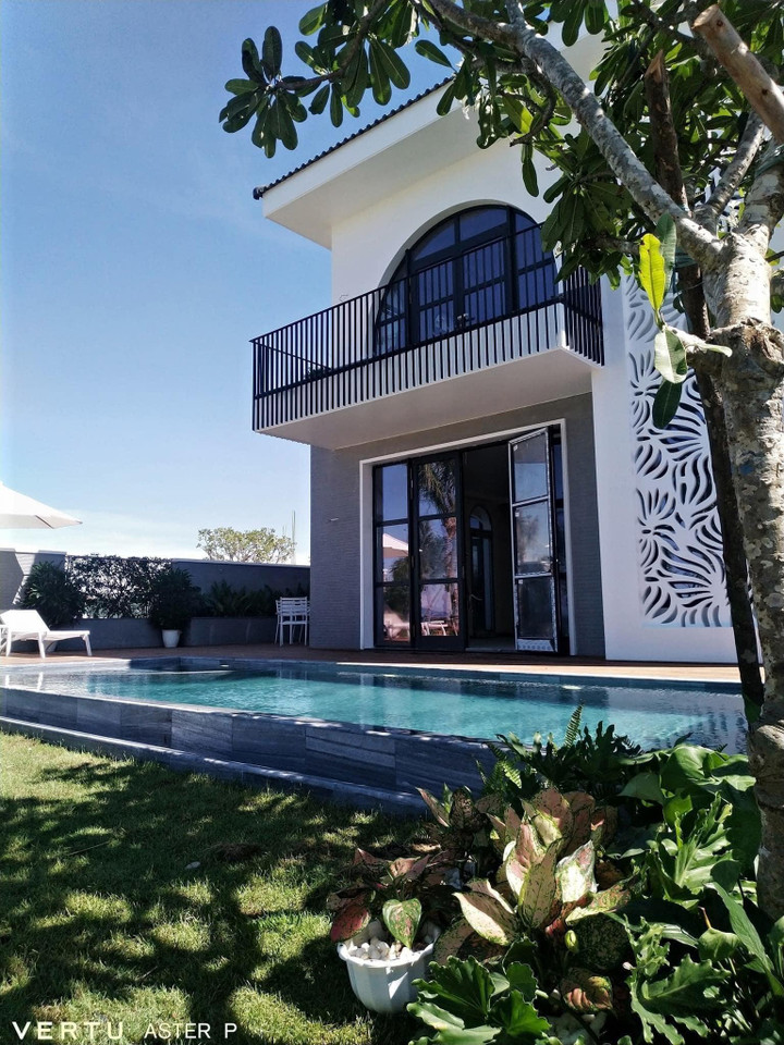 Cận cảnh biệt thự sát biển 50 tỷ đồng Tuấn Hưng mua nhân 8 năm cưới - 2