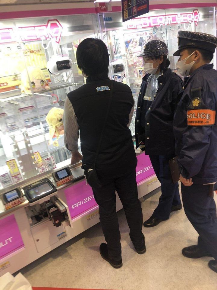 Chơi gắp thú 200 lần vẫn thua, khách tức tối báo cảnh sát và cái kết gây bức xúc - 1