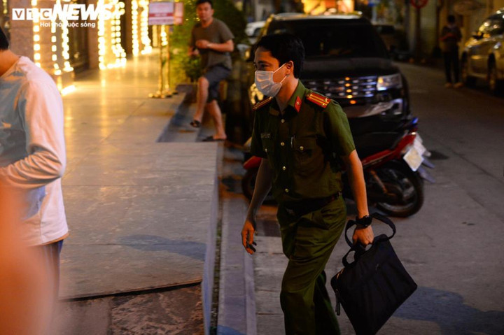 Ảnh: Khám xét nơi làm việc của Chủ tịch Tập đoàn Tân Hoàng Minh - 4