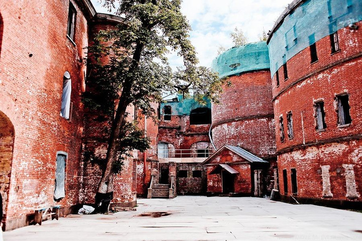 Pháo đài cổ nổi lên giữa mặt biển ở Nga cùng lịch sử bí ẩn thu hút du khách - 8