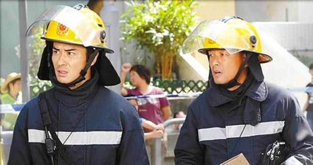 Ảnh chiếc mũi đầy máu sau test COVID-19 của tài tử Hong Kong gây sốc - 3