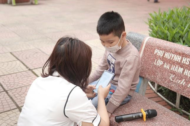 Bố đưa con đến nhầm trường, trẻ lớp 1 ngơ ngác không nhận cô - 1