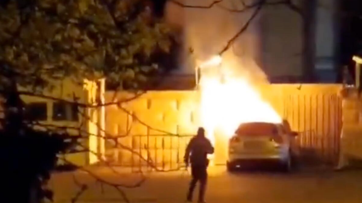 Lao xe vào Đại sứ quán Nga ở Romania, một người thiệt mạng - 1