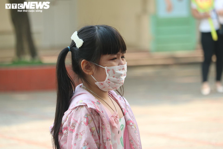 Lần đầu tới trường sau 11 tháng ở nhà, trẻ lớp 1 khóc nức nở đòi bố mẹ - 7