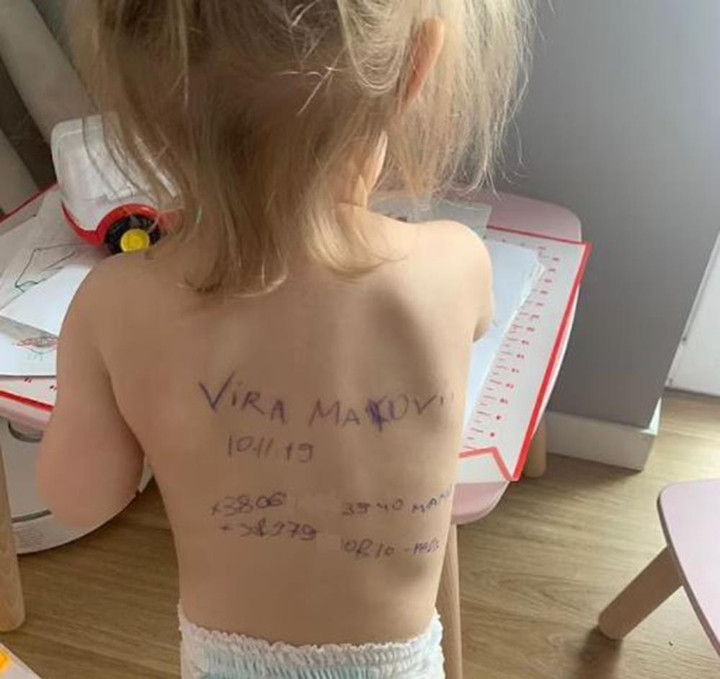 Lý do bà mẹ Ukraine viết lên lưng con gái khiến nhiều người bật khóc - 1