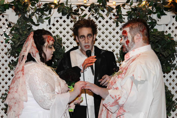 Hoảng với ý tưởng chụp ảnh cưới 'điên rồ': Từ xe cấp cứu đến nghĩa trang đều có - 8