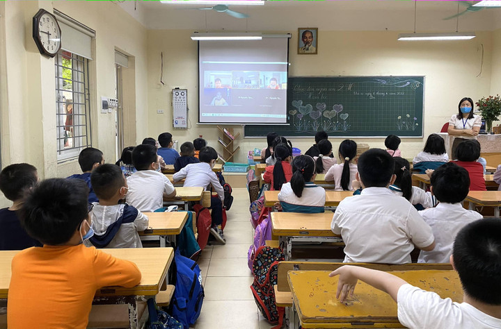 Lần đầu tới trường sau 11 tháng ở nhà, trẻ lớp 1 khóc nức nở đòi bố mẹ - 18