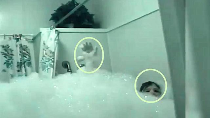 Con gái tắm suốt 2 tiếng vẫn chưa trở ra, mẹ choáng váng khi bước vào kiểm tra - 3