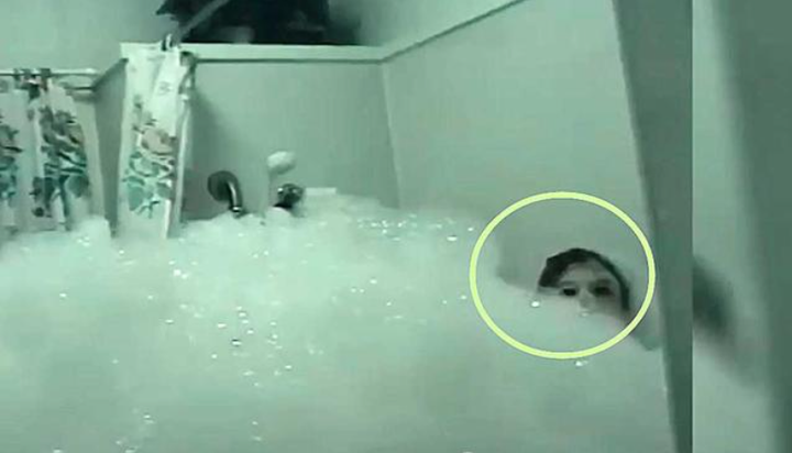 Con gái tắm suốt 2 tiếng vẫn chưa trở ra, mẹ choáng váng khi bước vào kiểm tra - 2