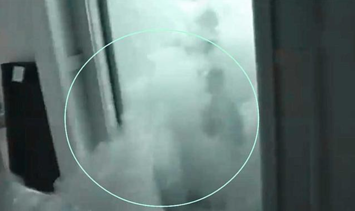 Con gái tắm suốt 2 tiếng vẫn chưa trở ra, mẹ choáng váng khi bước vào kiểm tra - 1