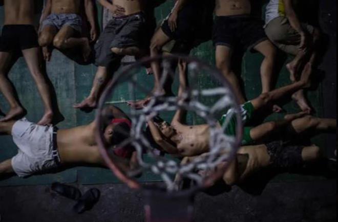 Ngoài giờ vận động, sân bóng biến thành giường ngủ của các tù nhân.