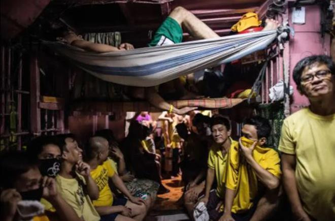 Không gian phòng giam chật cứng, tù nhân phải chia nhau ngủ.