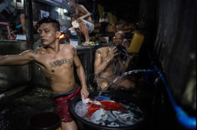 Cảnh hãi hùng trong nhà tù Philippines: Tù nhân nằm đè lên nhau kín sân bóng - 5