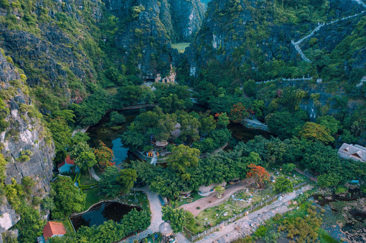 Hang Múa và lá cờ khổng lồ 'Sắc vàng Tam Cốc' hút bạn trẻ dịp nghỉ lễ 10/3 - 1