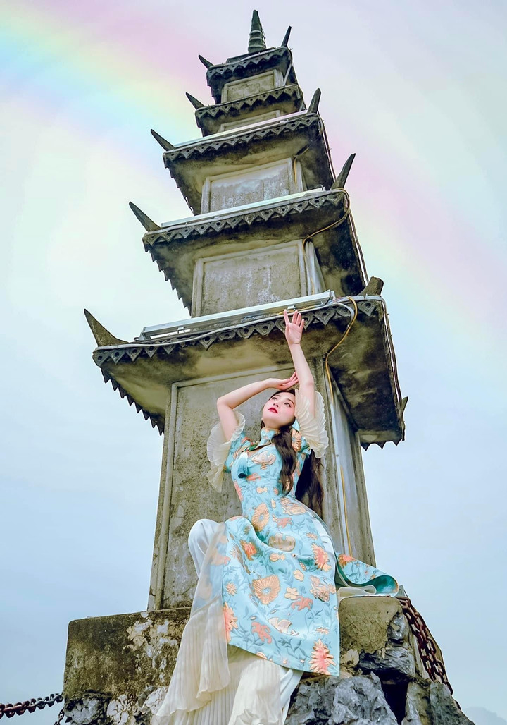 Hang Múa và lá cờ khổng lồ 'Sắc vàng Tam Cốc' hút bạn trẻ dịp nghỉ lễ 10/3 - 2