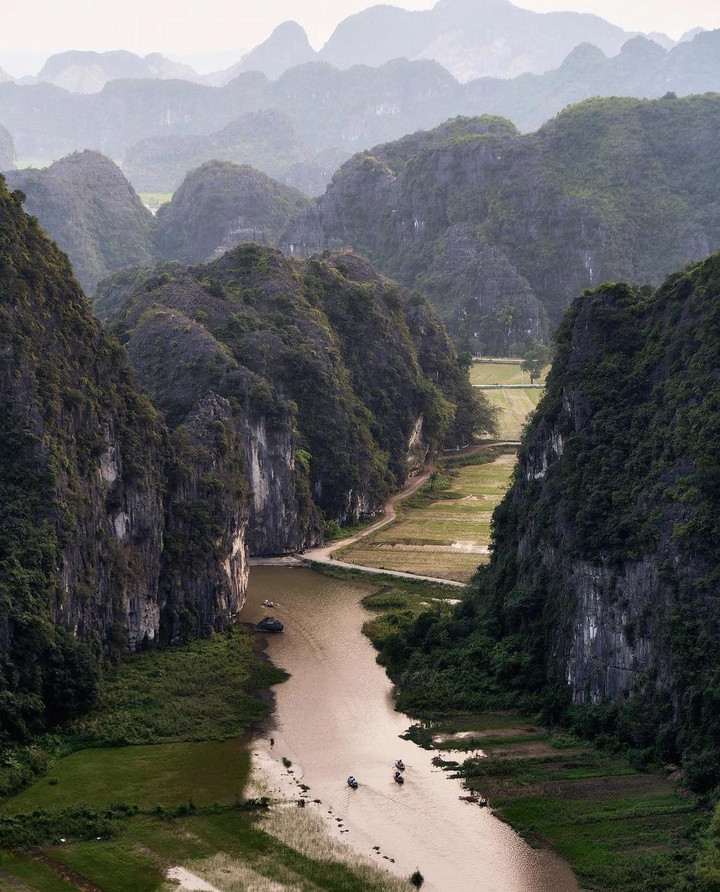 Hang Múa và lá cờ khổng lồ 'Sắc vàng Tam Cốc' hút bạn trẻ dịp nghỉ lễ 10/3 - 5