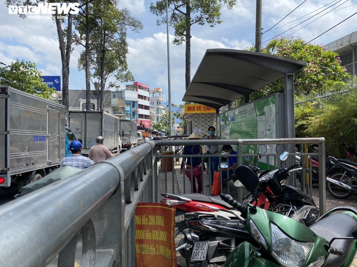 Sở GTVT TP.HCM điểm mặt loạt bãi giữ xe chiếm dụng vỉa hè trước các bệnh viện - 12