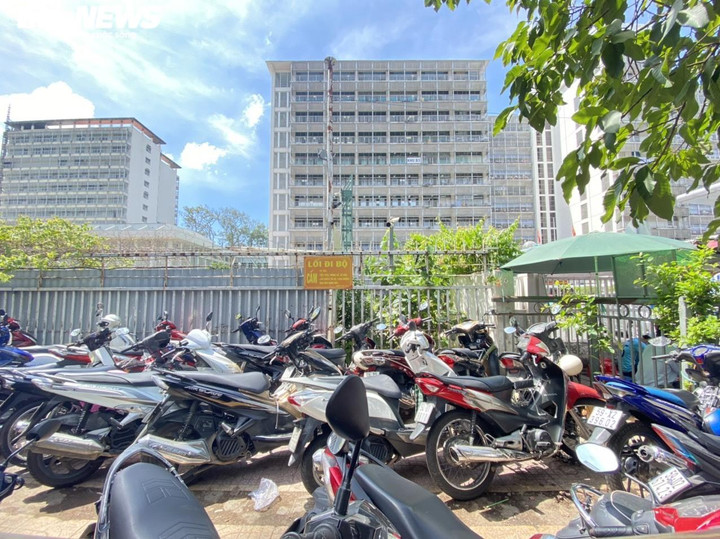 Sở GTVT TP.HCM điểm mặt loạt bãi giữ xe chiếm dụng vỉa hè trước các bệnh viện - 3