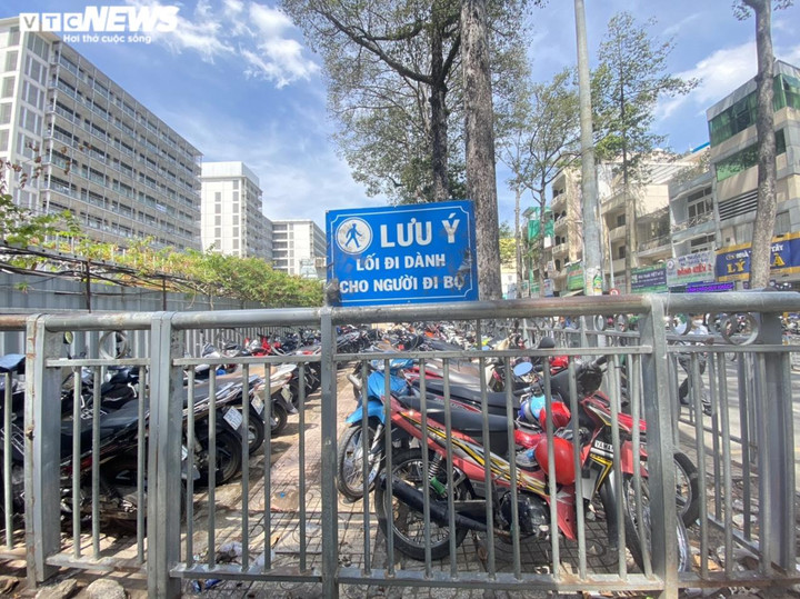 Sở GTVT TP.HCM: Nhiều chủ cửa hàng đồng ý trả phí sử dụng vỉa hè - 1