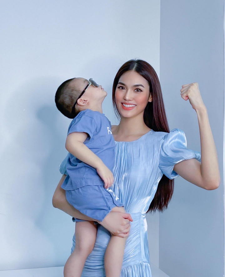 Sara Lưu khoe ảnh hai nhóc tì, cục cưng nhà Lan Khuê không hề kém cạnh - 1