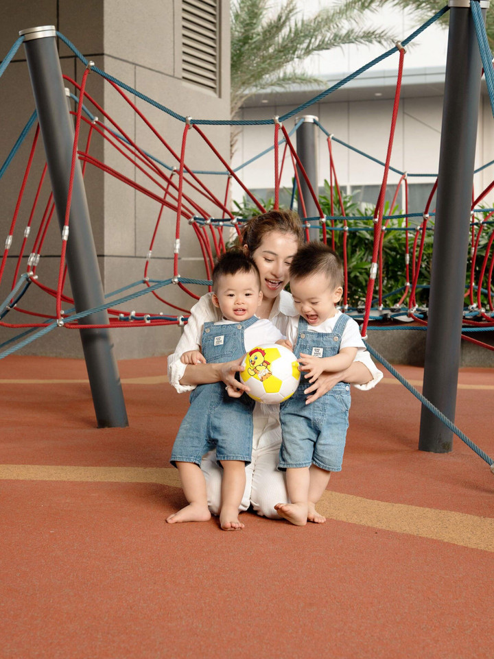 Sara Lưu khoe ảnh hai nhóc tì, cục cưng nhà Lan Khuê không hề kém cạnh - 3