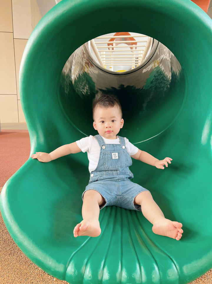 Sara Lưu khoe ảnh hai nhóc tì, cục cưng nhà Lan Khuê không hề kém cạnh - 4