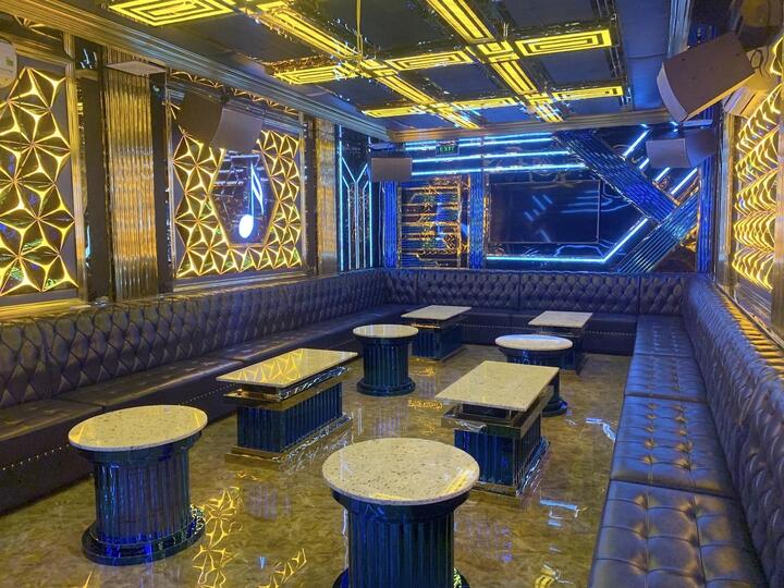 Chủ quán karaoke Hà Nội xoay tiền sửa chữa cấp tốc trước giờ được mở cửa - 3