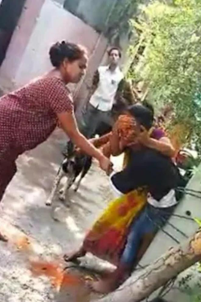 Dân mạng phẫn nộ với bà mẹ trói, bôi ớt bột vào mắt con trai nghiện ma túy - 1