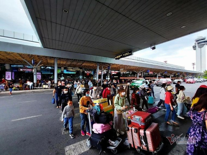 Dịp 30/4, Tân Sơn Nhất thiếu 1.000 xe, sẽ xả trạm thu phí nếu ùn tắc - 1