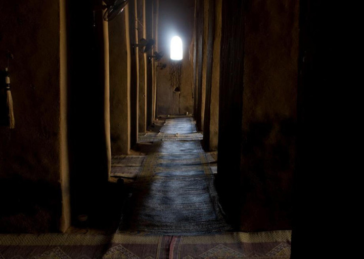 Độc đáo tòa nhà được làm hoàn toàn bằng bùn, trông như lâu đài cát khổng lồ - 6