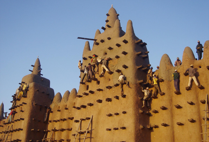 Độc đáo tòa nhà được làm hoàn toàn bằng bùn, trông như lâu đài cát khổng lồ - 9