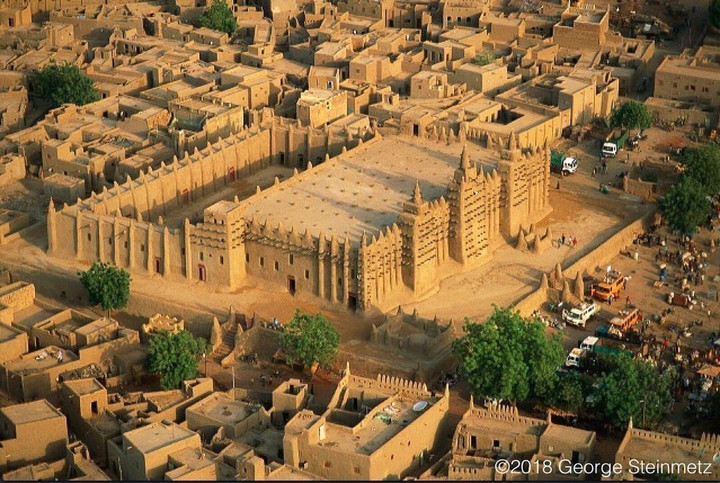 Độc đáo tòa nhà được làm hoàn toàn bằng bùn, trông như lâu đài cát khổng lồ - 1