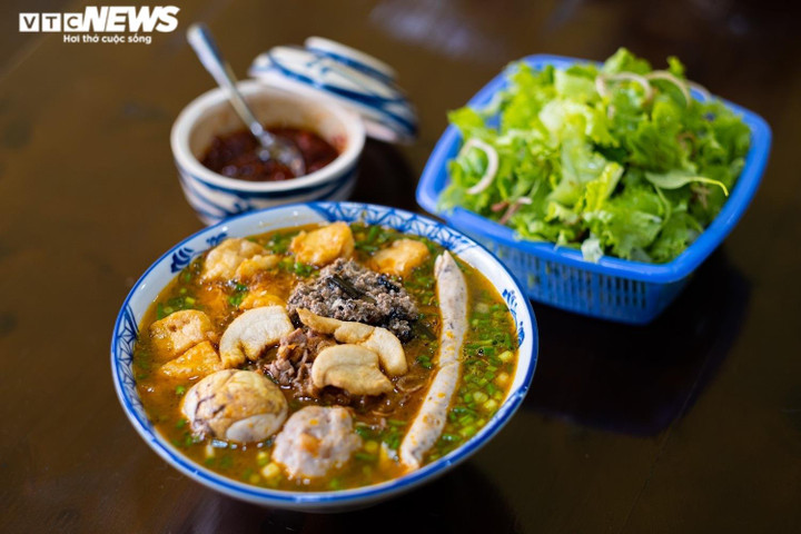 Quán bún riêu vỉa hè Hà Nội phải tắt app vì quá đông khách, phục vụ không kịp - 3