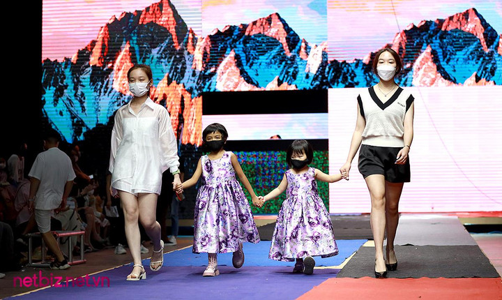 3 con nuôi của nhà thiết kế Đỗ Mạnh Cường trình diễn chuyên nghiệp trên sân khấu - 4