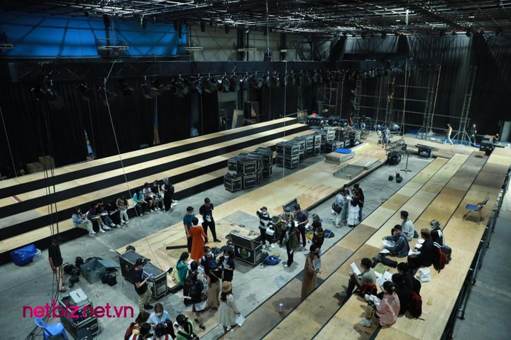 Hé lộ sân khấu hoành tráng của người mẫu Xuân Lan trước ngày lên sóng - 4