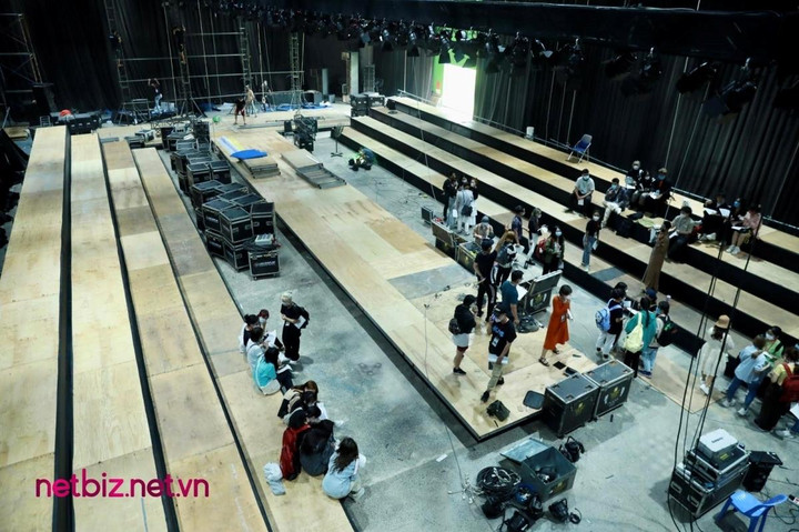 Hé lộ sân khấu hoành tráng của người mẫu Xuân Lan trước ngày lên sóng - 6