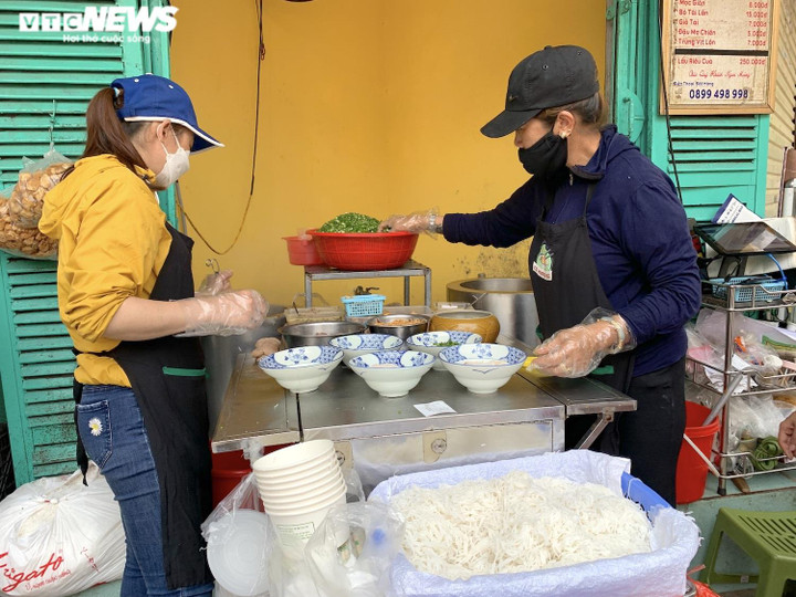 Quán bún riêu vỉa hè Hà Nội phải tắt app vì quá đông khách, phục vụ không kịp - 1