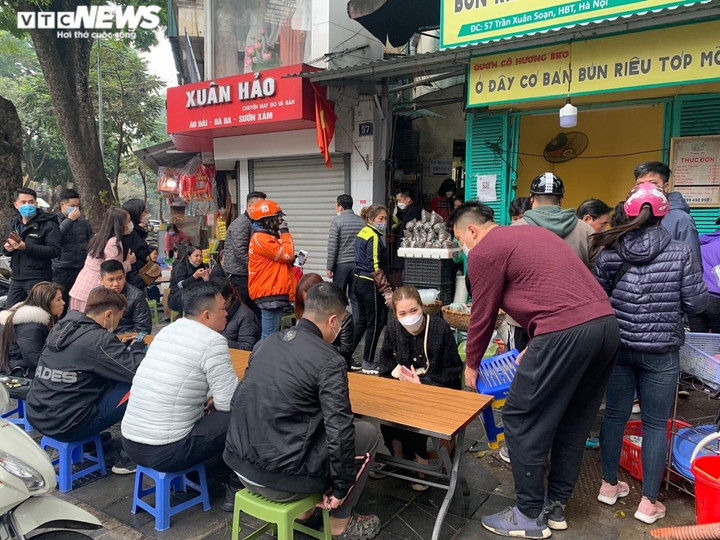 Quán bún riêu vỉa hè Hà Nội phải tắt app vì quá đông khách, phục vụ không kịp - 2