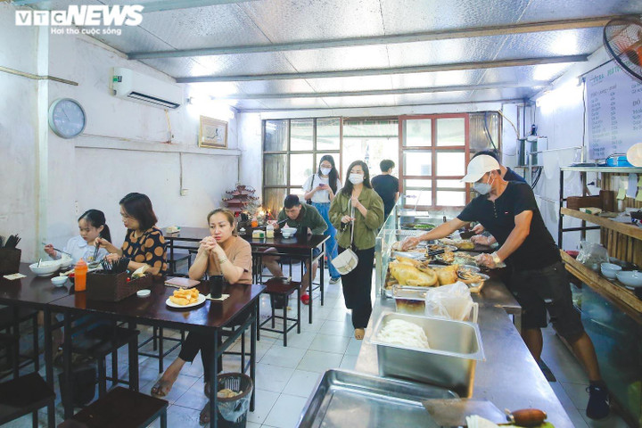 Quán phở tự tráng của người H'mông nức tiếng giữa Hà Nội, bán vài trăm bát/ngày - 2