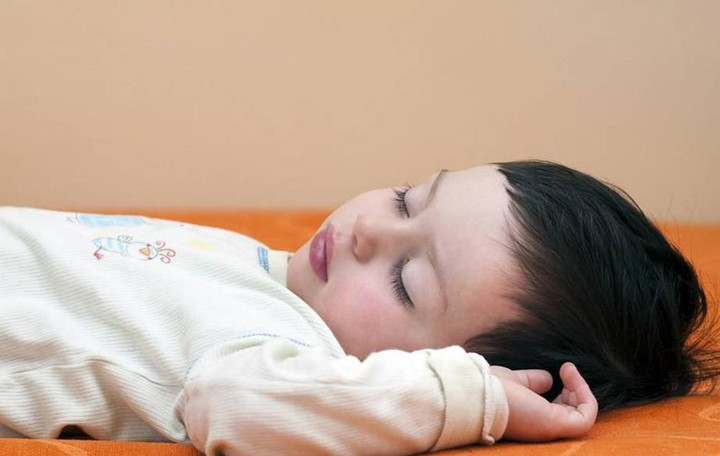 3 vị trí trên cơ thể trẻ mà bố mẹ chạm càng nhiều, con càng thông minh - 1