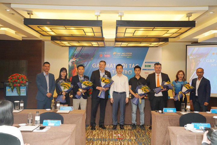 Hơn 1.000 VĐV chạy half marathon chinh phục Hồ Tây - 1