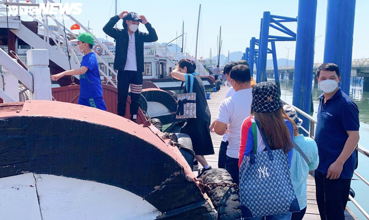 Du khách đi nghỉ lễ Giỗ Tổ Hùng Vương, cảng tàu du lịch Hạ Long hết 'ngủ đông' - 10