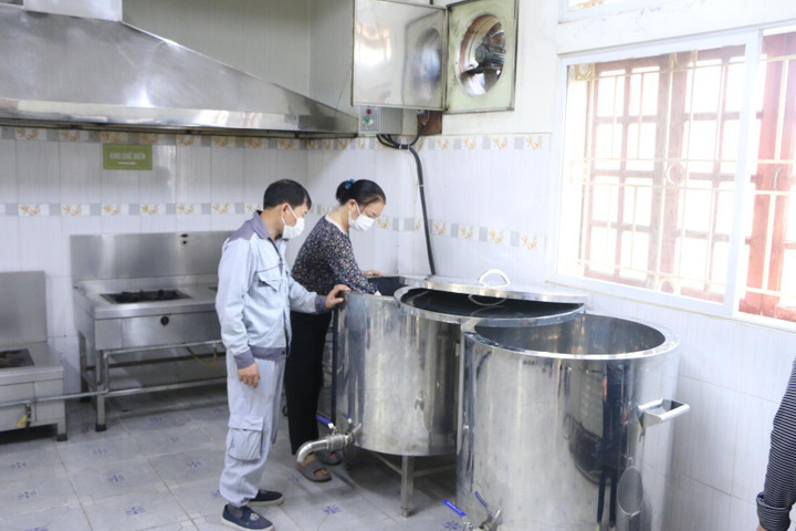 Trường mầm non Hà Nội tất bật dọn dẹp sẵn sàng cho 'ngày hội đón trẻ' - 6