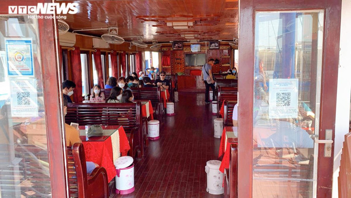 Du khách đi nghỉ lễ Giỗ Tổ Hùng Vương, cảng tàu du lịch Hạ Long hết 'ngủ đông' - 11