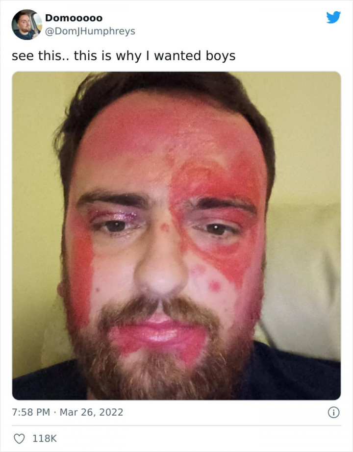 Loạt ảnh hài hước các ông bố 'chịu trận' để con gái trang điểm - 1