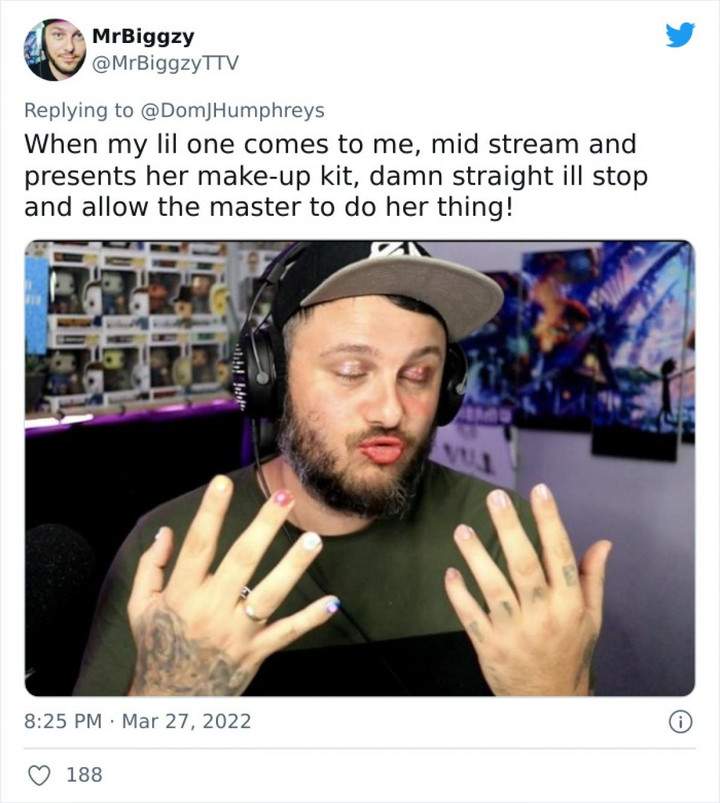 Loạt ảnh hài hước các ông bố 'chịu trận' để con gái trang điểm - 5