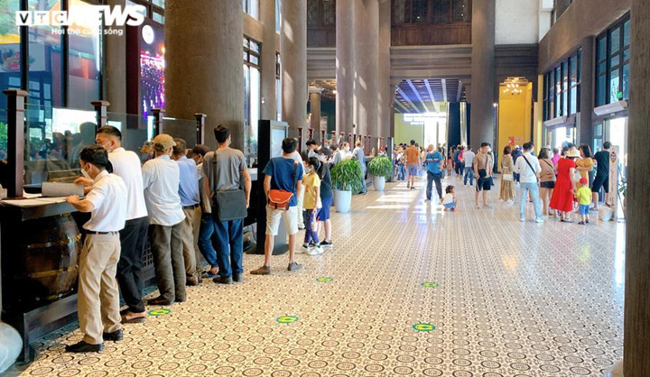 Du khách đi nghỉ lễ Giỗ Tổ Hùng Vương, cảng tàu du lịch Hạ Long hết 'ngủ đông' - 2